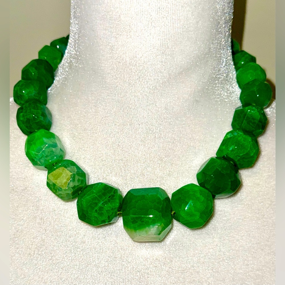 LUCORAL GREEN AGATE BEADED NECKLACE
